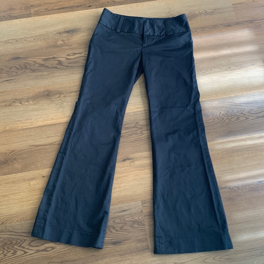 Alice + Olivia Low-Rise Flare Trousers – Navy Blue